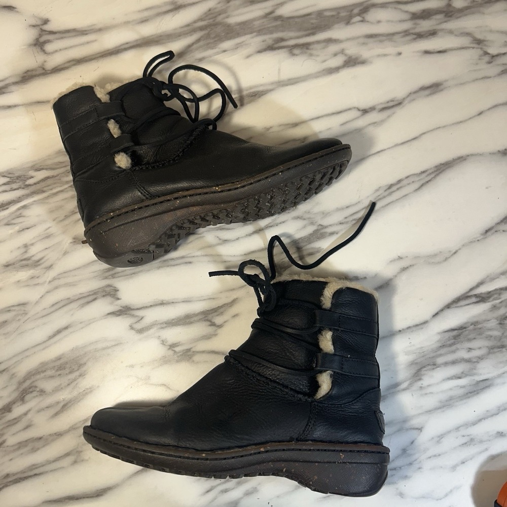 UGG Caspia Shearling Lined Leather Ankle Boot Women Size 7 Black Lace Up Booties